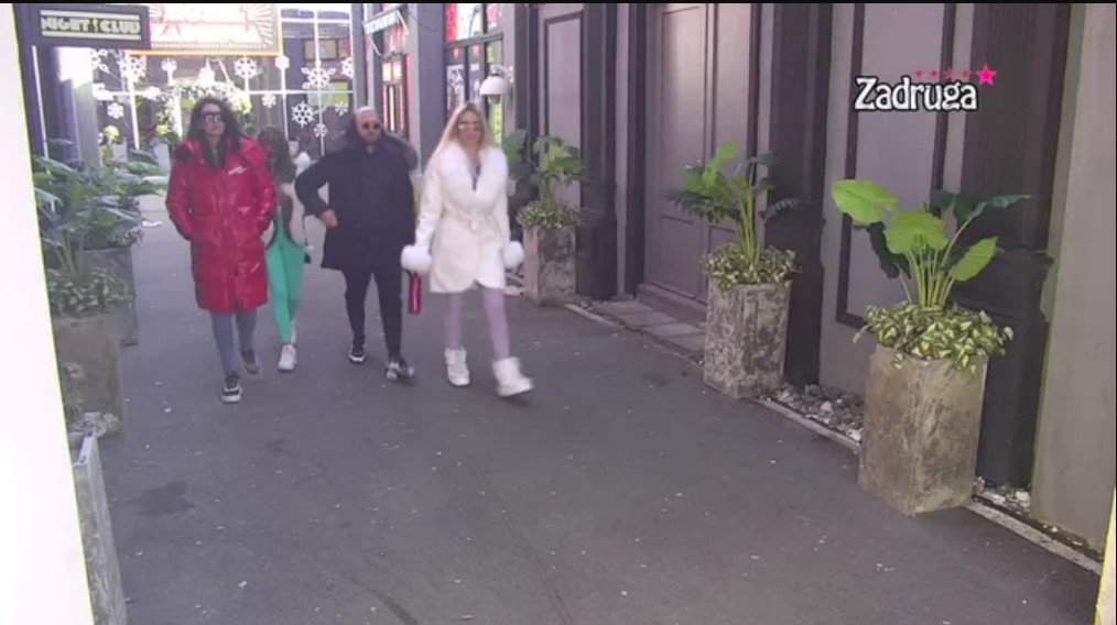 OVO MU TARA NEĆE OPROSTITI! Ša u šetnji sa tri zadrugarke! (VIDEO)