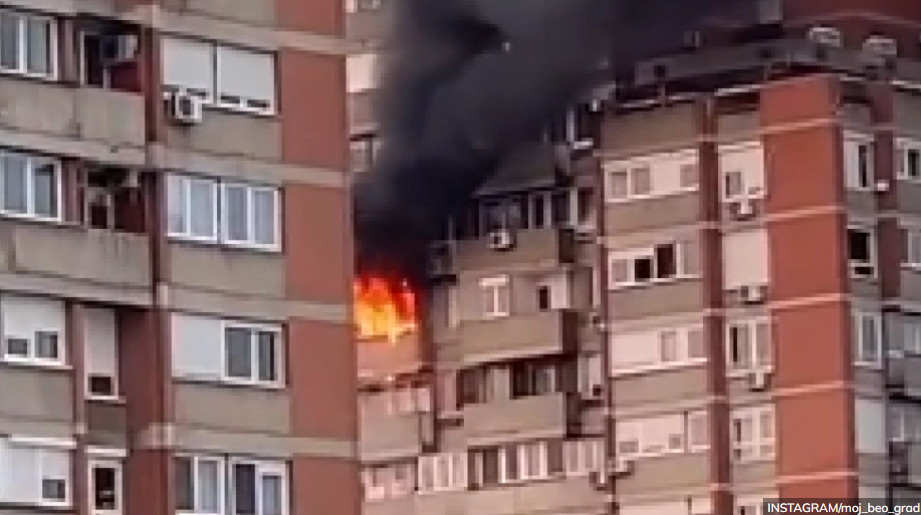 POŽAR NA NOVOM BEOGRADU Gori stan na vrhu solitera (VIDEO)