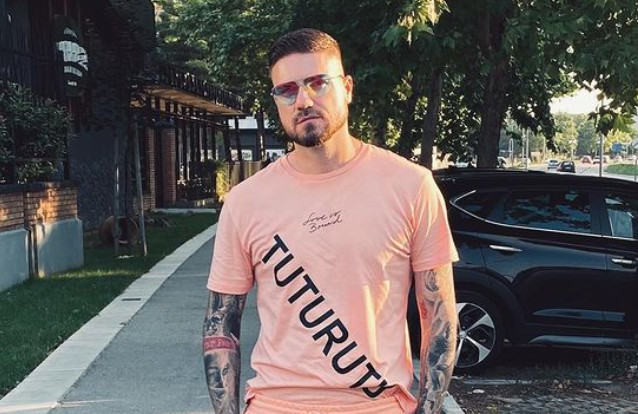 OVO MI JE NOVA DJEVOJKA! MC Stojanu ova popularna pjevačica osvojila srce na crnogorskim plažama (FOTO)