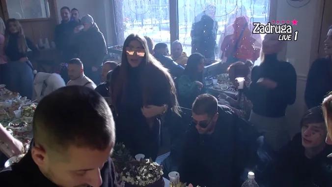 'SKRATILA POVODAC!' Dejan spustio glavu zbog pjesme dok je Dalila PONOSNO PJEVALA! (VIDEO)