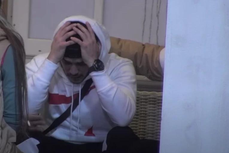 ISPLIVAO SKANDALOZAN SNIMAK: Dobro je za rijaliti ako Dejan bude krvav! Nagovarali ga da skoči kroz staklo (VIDEO)