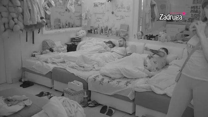 UTJEHU PRONAŠLA NA NJEGOVOM RAMENU! Evo ko je tješio uplakanu Dalilu! (VIDEO)