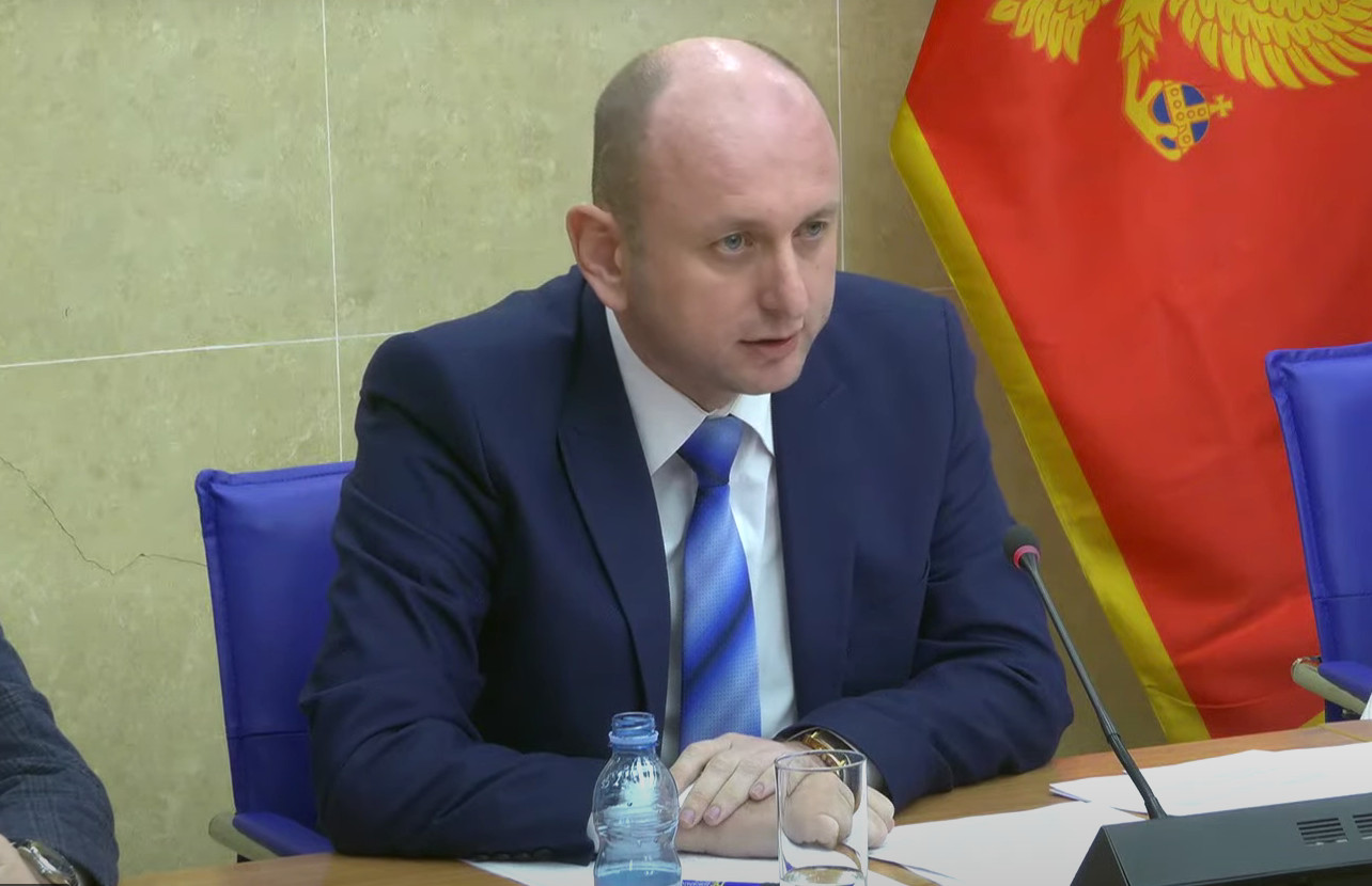 BOKANE, NE BUDI ŠKRTICA Knežević: Bolje da je umjesto novina besplatno dijelio banane