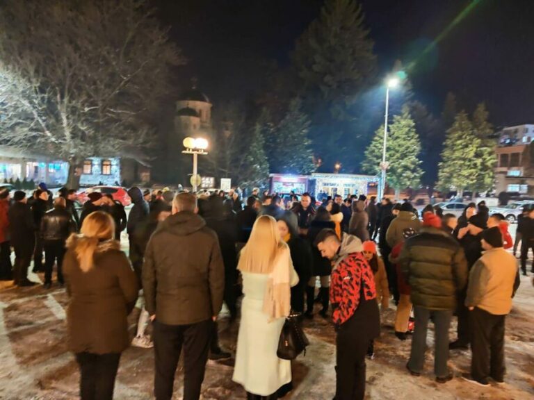 SA PROTESTA U BERANAMA PORUČENO Tvrd je orah voćka čudnovata, ne slomi ga, al zube polomi!