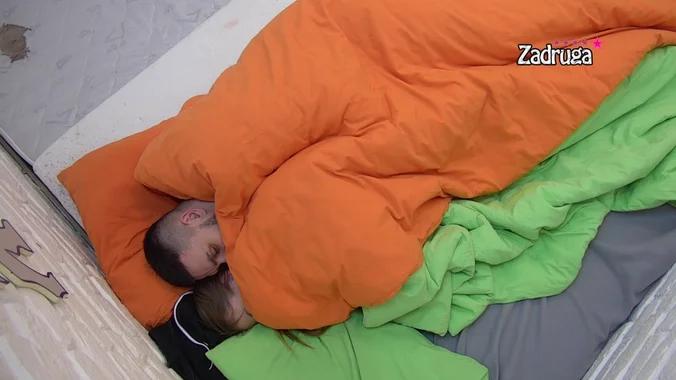 PREPUSTILI SE STRASTIMA! Zola i Nevena se osamili, pa započeli VRELU AKCIJU (VIDEO)
