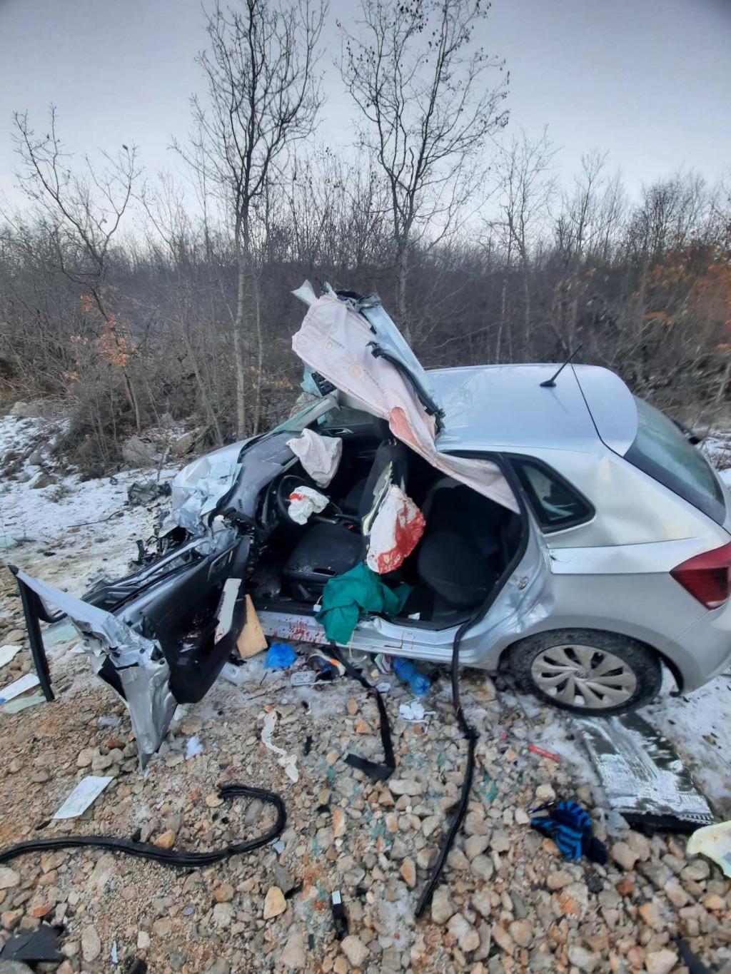STRAŠNA NESREĆA U BANJANIMA! Auto potpuno smrskano! Jedna osoba teže povrijeđena (FOTO)