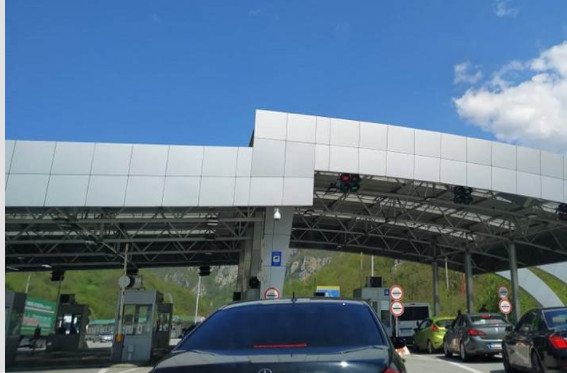 PALO HAPŠENJE NA GRANIČNOM PRELAZU DOBRAKOVO: Pet i po kilograma droge ispod blatobrana