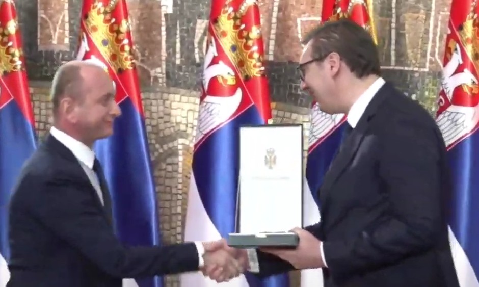 VUČIĆ ODLIKOVAO MILANA KNEŽEVIĆA! (UŽIVO VIDEO)