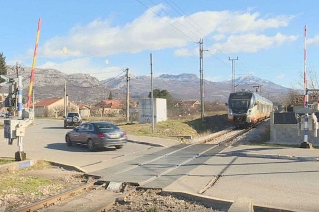 MJEŠTANI ZAGORIČA UGROŽENI: Ponovo ne radi rampa na pružnom prelazu