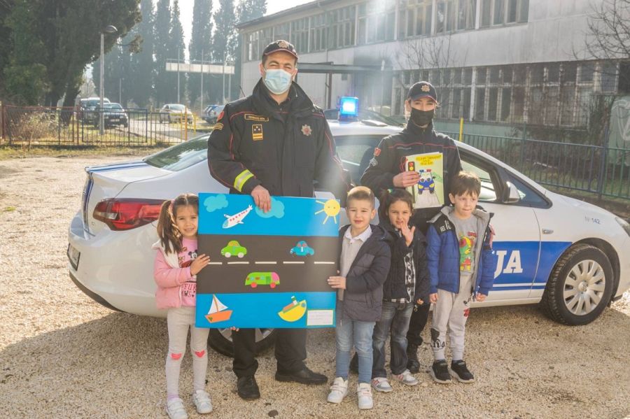 UPRAVA POLICIJE Prvi čas bezbjednosti saobraćaja za mališane iz vrtića u Spužu