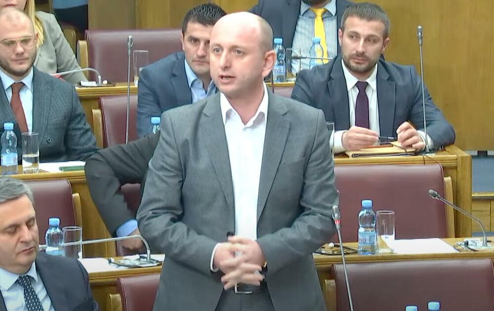 MILOJKO SPAJIĆ JE U STVARI ROBIN HUD Knežević: Bivši ministar uzimao od države, a davao sirotinji