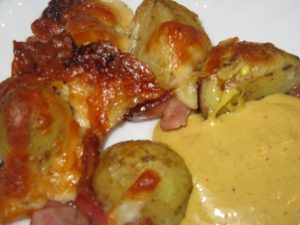 PRAVI IZBOR ZA VEČERU Zapečeni krompirići sa slaninom i sirom