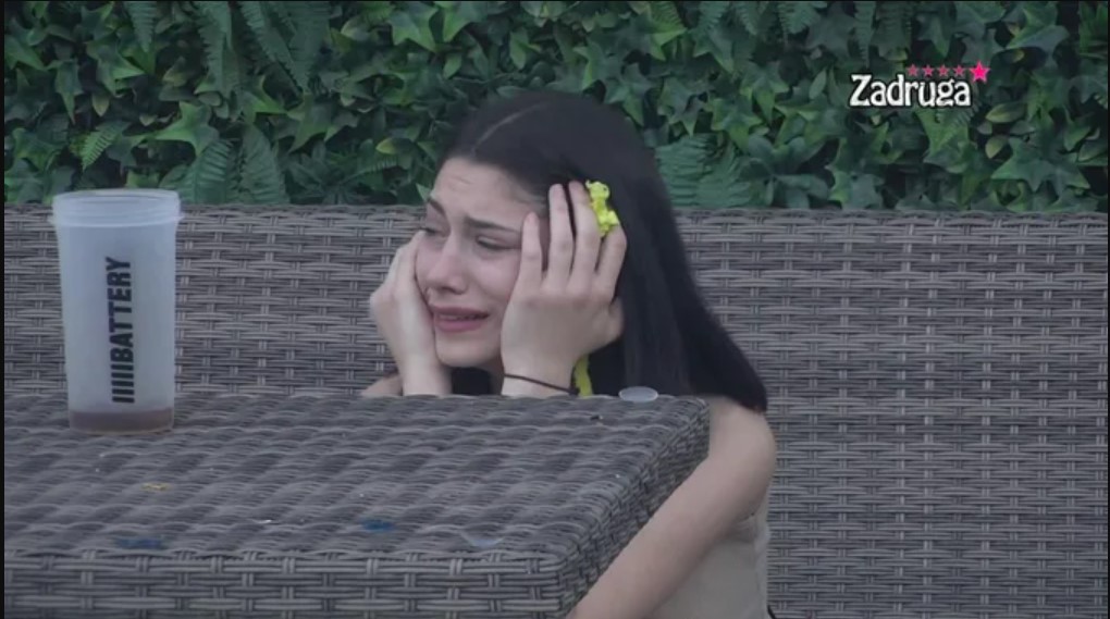 I DALJE SE PONIŽAVA! Milica moli MENSURA za ljubav! (VIDEO)