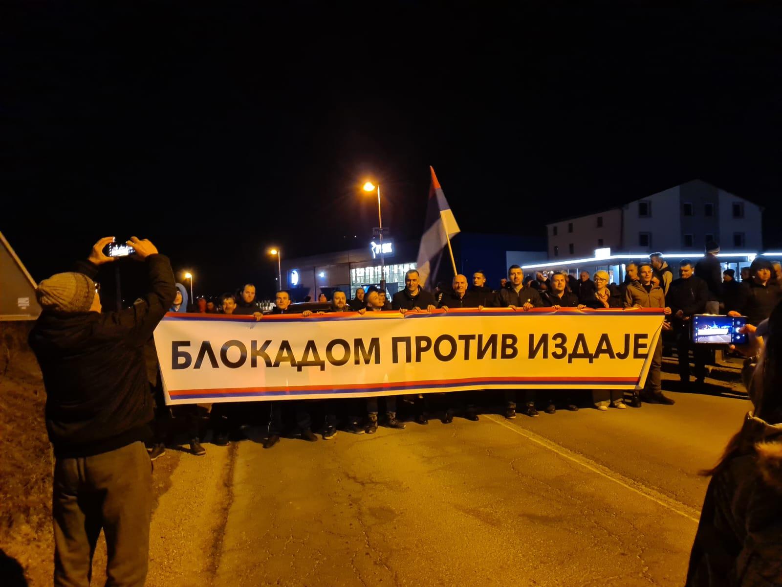 UŽIVO! POČINJU BLOKADE PUTEVA: Masovni protesti širom Crne Gore protiv prekrajanja izborne volje! (FOTO/VIDEO)
