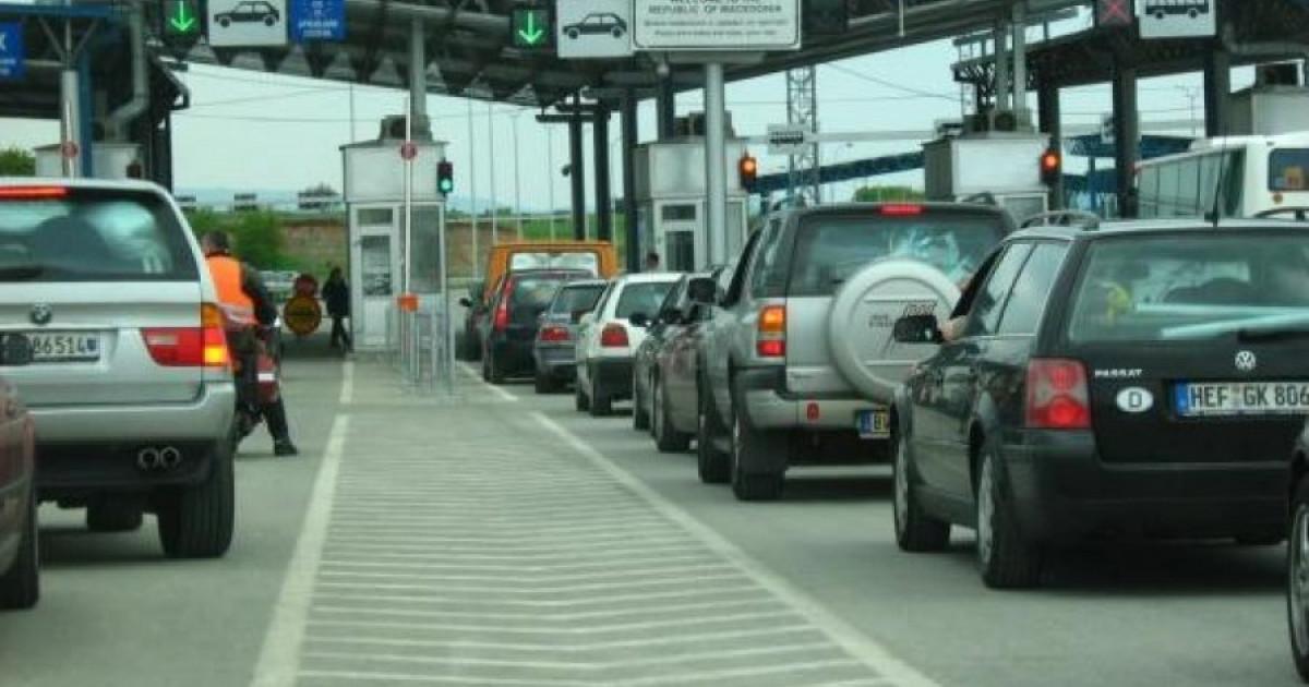 KOLONE AUTOMOBILA NA GRANIČNIM PRELAZIMA Zbog smene turista gužve na mnogim putnim pravcima, a posebno na autoputevima