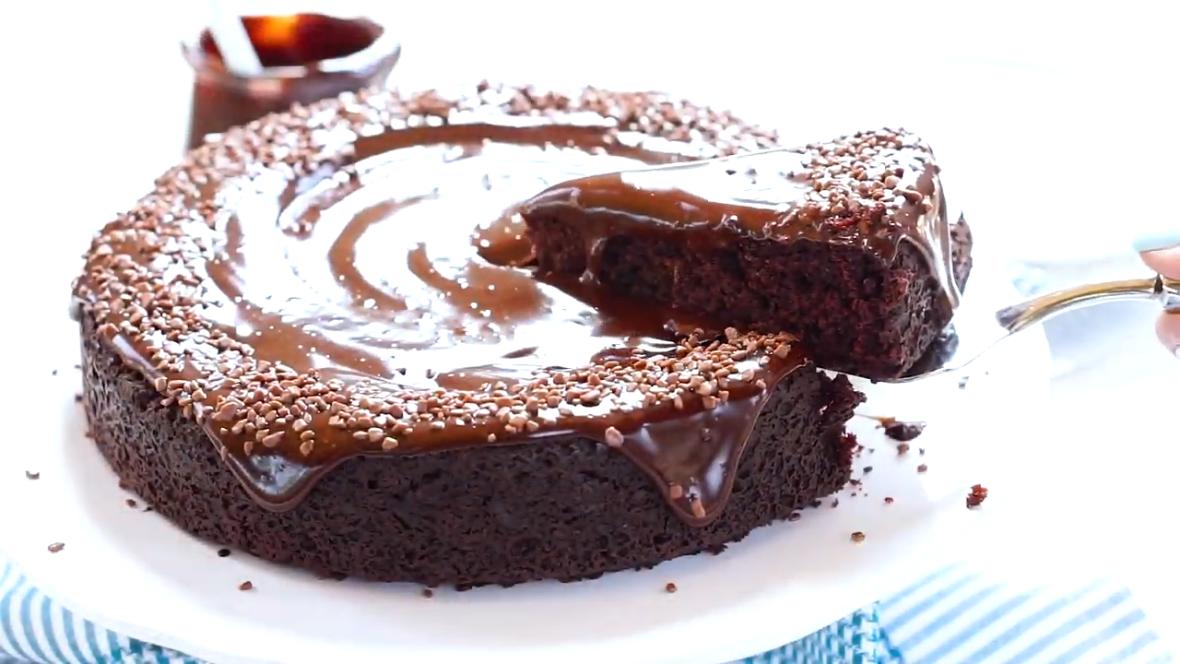 ČOKOLADNA TORTA: Neće vam trebati ni jaja, ni mlijeko, a isprljaćete samo jednu posudu