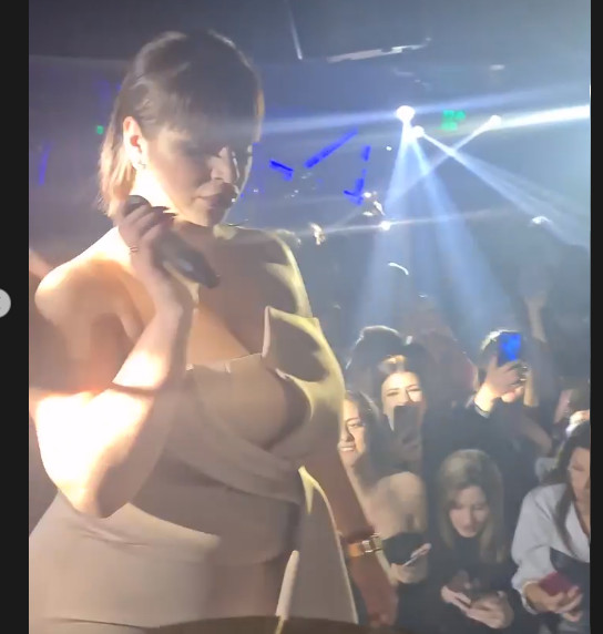 PRVI PJEVAČKI NASTUP MILJANE KULIĆ U ZAGREBU: Klub krcat, publika u transu, a tek da vidite BAKŠIŠ (VIDEO)