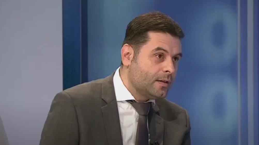 PRIMITIVNI GOVOR NEOBRAZOVANOG VUJOVIĆA Crkva Srbije da se registruje kao politička partija
