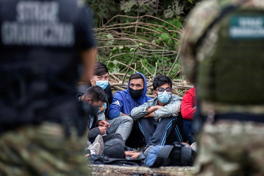 SAKRILI SE ISPOD KAMIONA: Migranti svoje skrovište opisali kao „KUTIJU UŽASA“