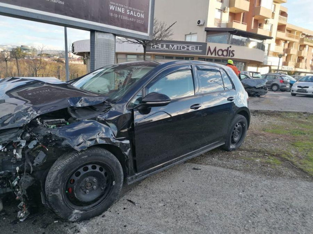 TRI OSOBE TEŠKO POVRIJEĐENE: Udes na Zabjelu, vatrogasci morali da intervenišu (FOTO)