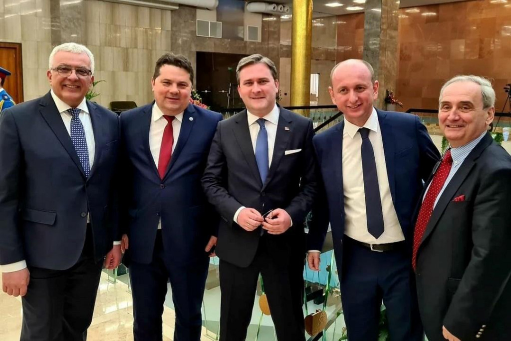 SELAKOVIĆ ČESTITAO MILANU Mandić i Knežević su braća, živjela Srbija