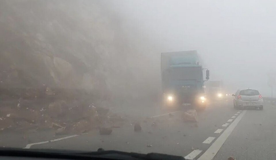 Zbog snijega i odrona na više puteva obustavljen saobraćaj