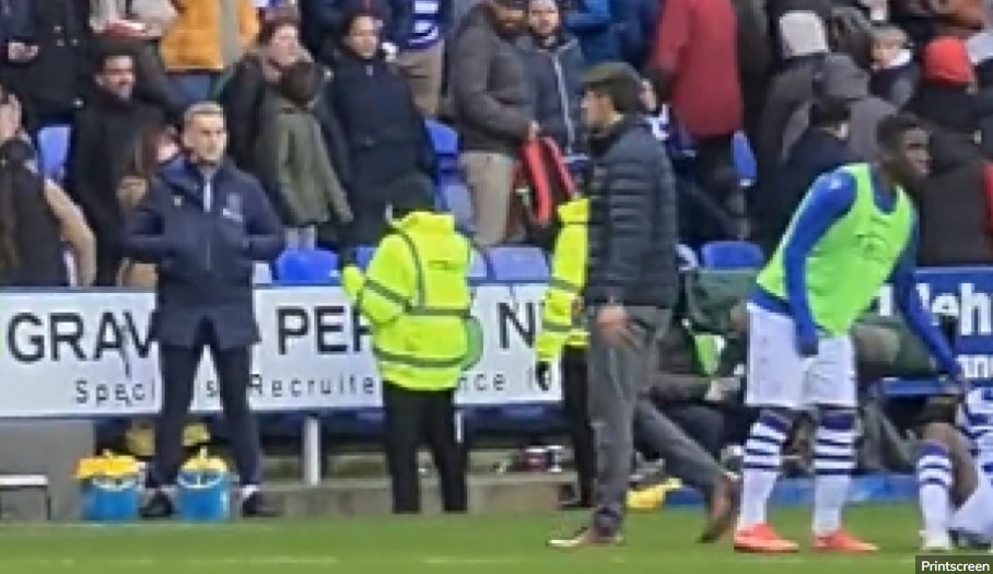SKANDAL NA OSTRVU Navijači uletjeli na teren, Veljko Paunović pred otkazom! (VIDEO)