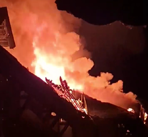 PLAMEN GUTA SVE PRED SOBOM Snimak požara u manastiru Svete trojice! (VIDEO)