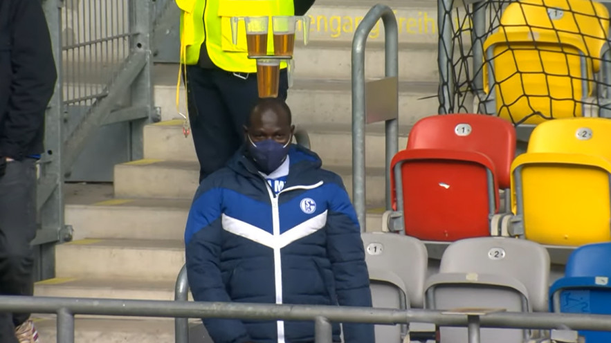 HIT SNIMAK! Navijač Šalkea s tri piva na glavi privukao pažnju svih na stadionu (VIDEO)