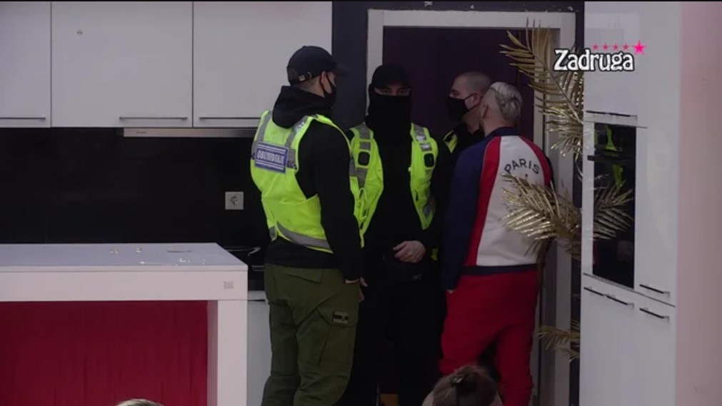 NA IVICI TUČE! Tara i Ša PRAVE HAOS! (VIDEO)