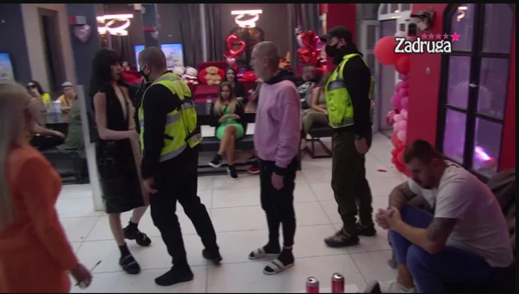 TARA SE NE SMIRUJE! Izvređala Karića koji joj se našao kad su je svi NAPUSTILI! (VIDEO)