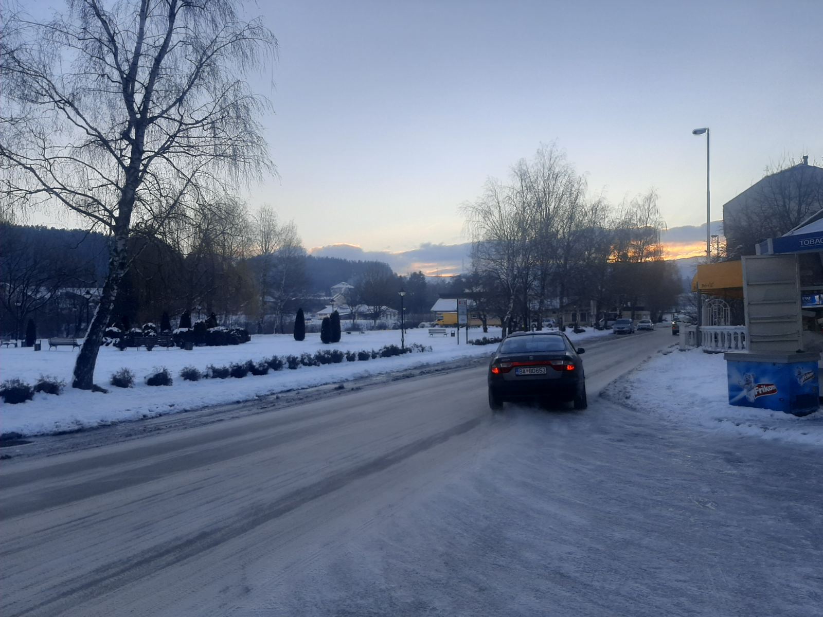 STANJE NA PUTEVIMA Oprez zbog mokrih i klizavih kolovoza