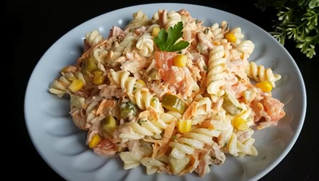 KREMASTA SALATA SA MAKARONAMA: Brzinski obrok od jednostavnih sastojaka gotov za 10 minuta