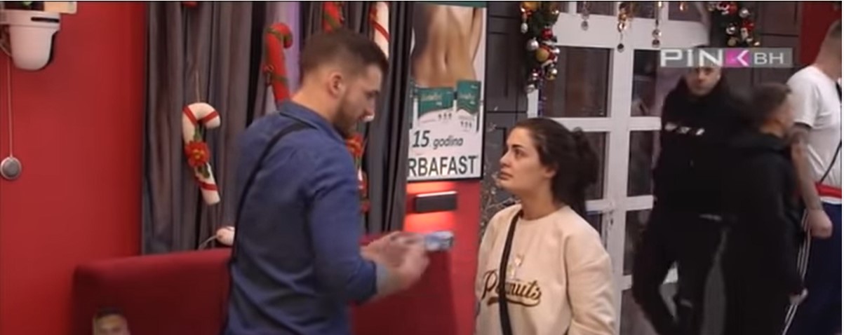 MOŽE LI JADNIJE?! Viki oblijeće oko Marka i tjera ga da bira između nje i Marijane! (VIDEO)