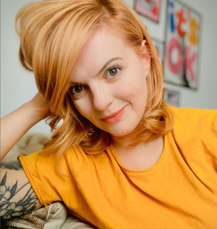 UDALA SE POZNATA UMJETNICA IZ CRNE GORE! Andrijana Vešović, poznatija kao ZOMBIJANA, stala je na LUDI KAMEN!
