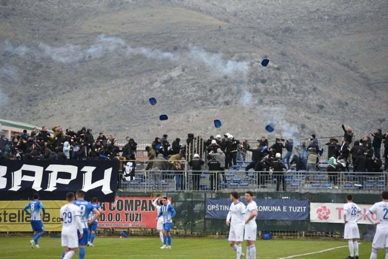 TOTALNI HAOS U TUZIMA! Tuča navijača Dečića i Budućnosti (FOTO)