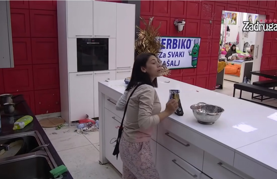 TI SI MACA DISKRECIJA SA ALI EKSPRESA! Milica i Ana u brutalnom sukobu, letjelo perje na sve strane!