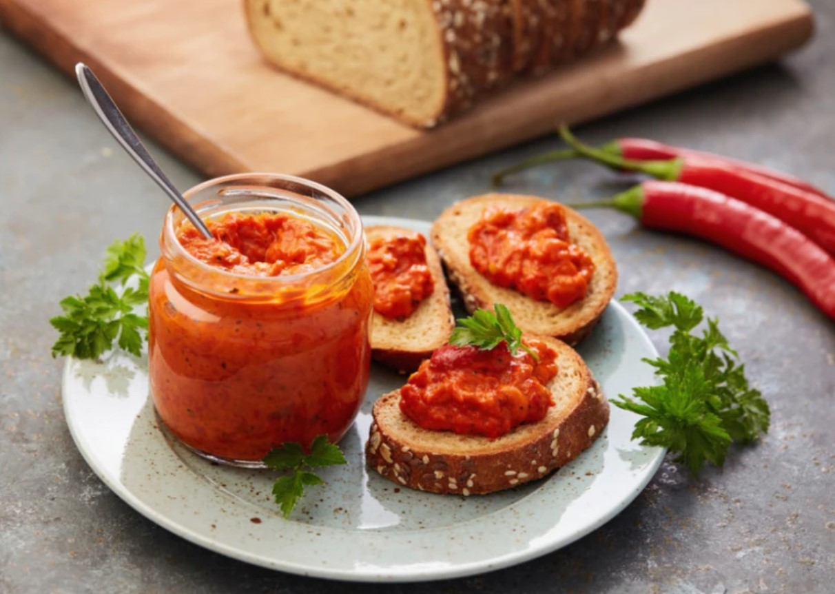 RECEPT ZA STARINSKI MAKEDONSKI AJVAR: Sprema se brzo i lako, a ukus će vas oduševiti