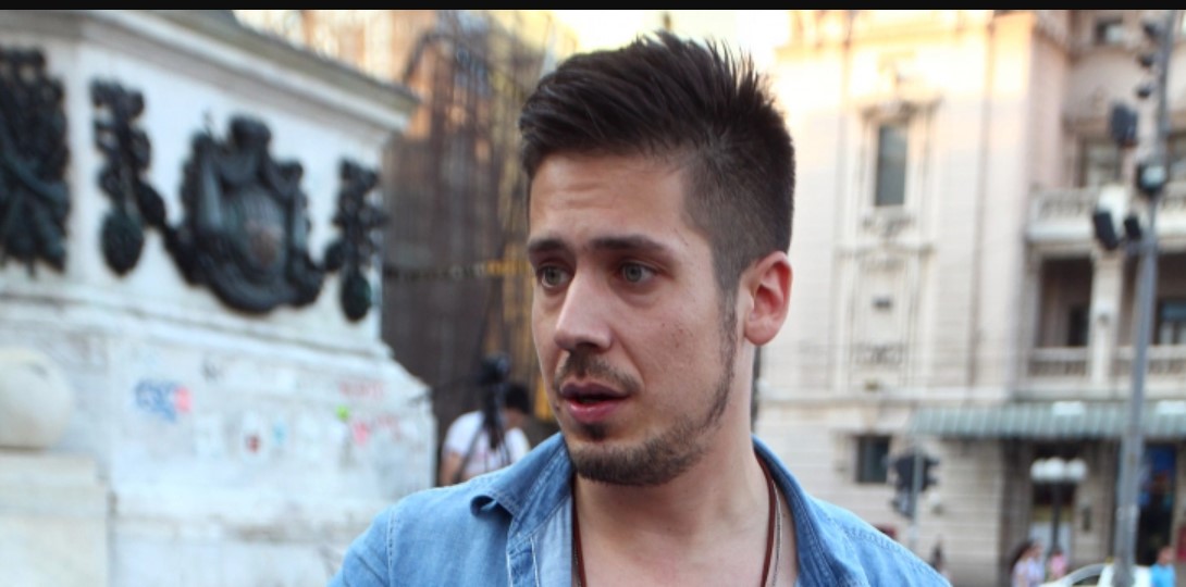 FLAŠE MU LETELE IZNAD GLAVE! Rokvić morao da prekine nastup u Mostaru!