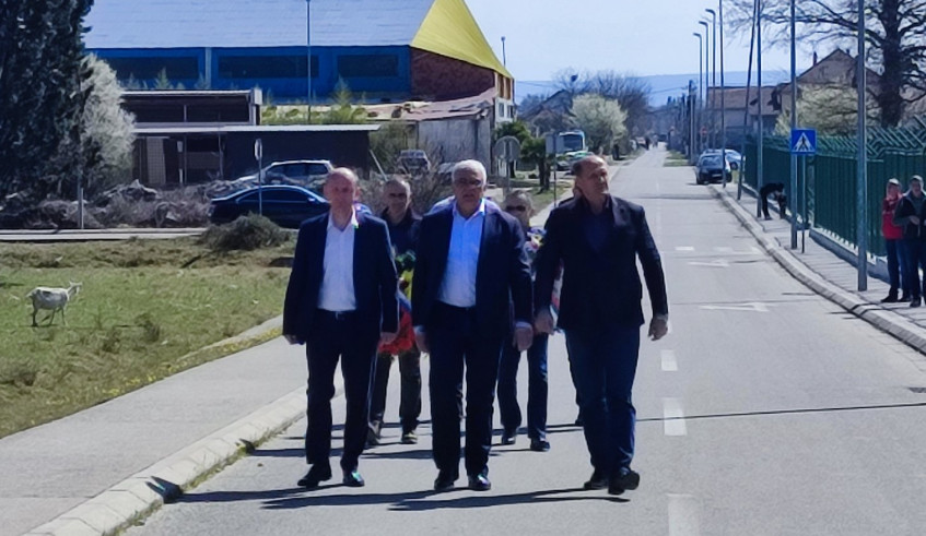 LIDERI FRONTA U DANILOVGRADU Milan Knežević i Andrija Mandić odali počast žrtvama! (FOTO/VIDEO)