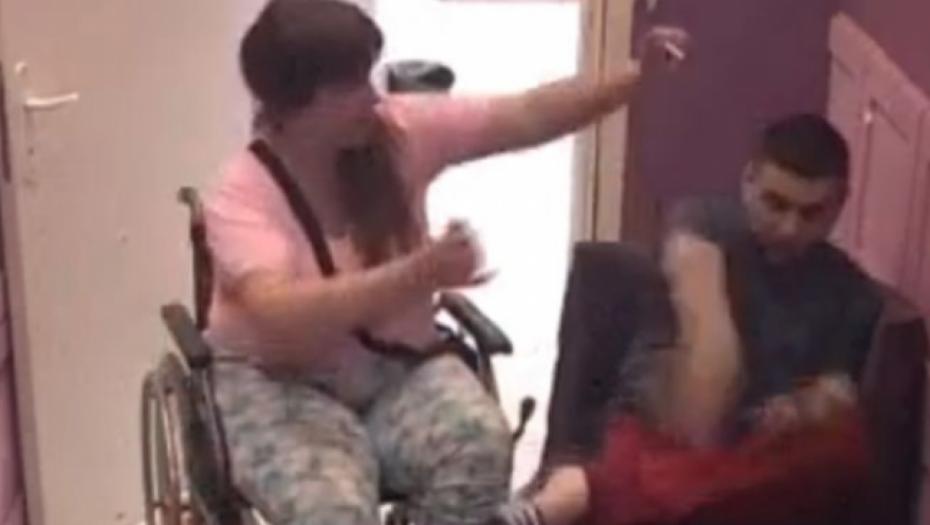 PONAŠAŠ SE KAO BOLESNIK! Bebica od bijesa pokidao bubicu (VIDEO)