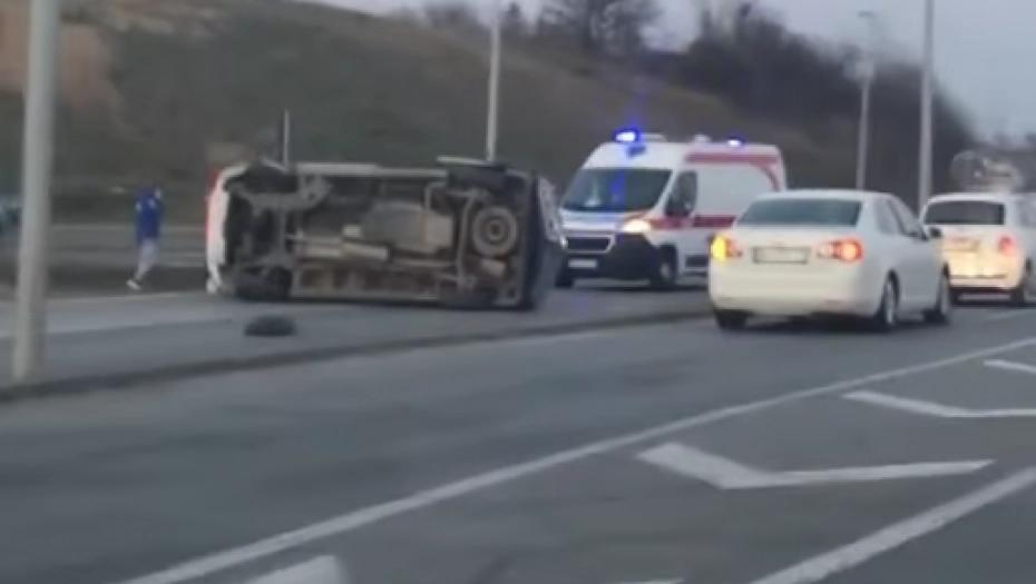 KAMION NALETIO NA AUTOMOBIL SA DVIJE DJEVOJKE! Jedna ostala zarobljena u smrskanoj olupini!