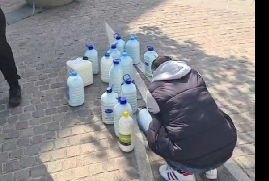 "PODIJELITE GA UGROŽENIMA" Mljekari ostavili mlijeko ispred Ministarstva poljoprivrede (VIDEO))