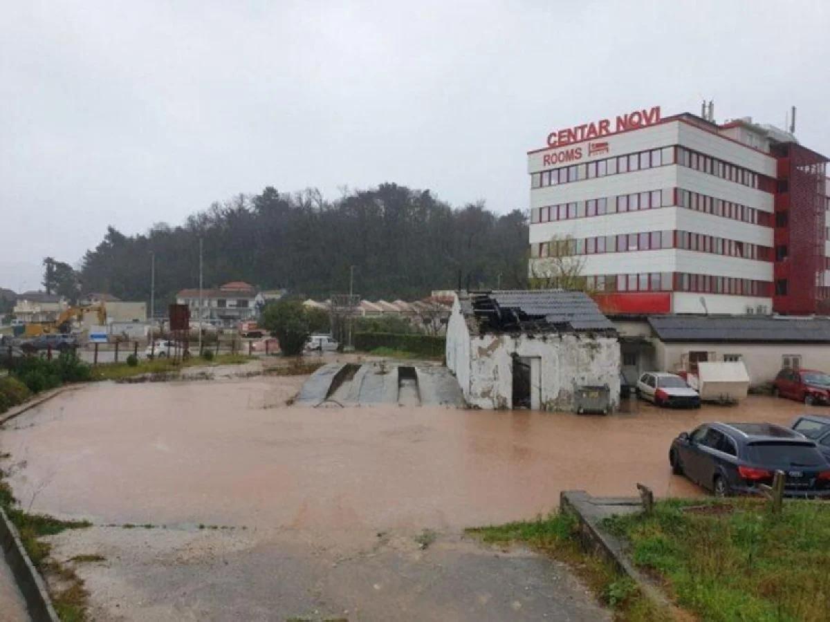 NEVRIJEME NAPRAVILO HAOS U HERCEG NOVOM: Izlili se potoci, potopljeni podrumi (FOTO)