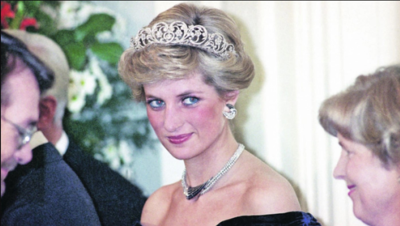 Omiljena TORBA princeze Dajane ponovo POPULARNA: Savršen je dodatak LETNJIM kombinacijama