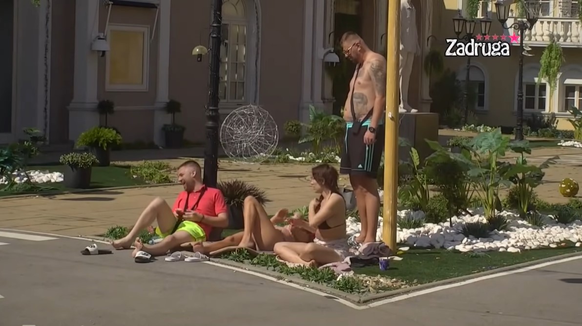 DOKTOR ZA BIKINI! Janjuš ocenjuje kupaće kostime zadrugarki! (VIDEO)
