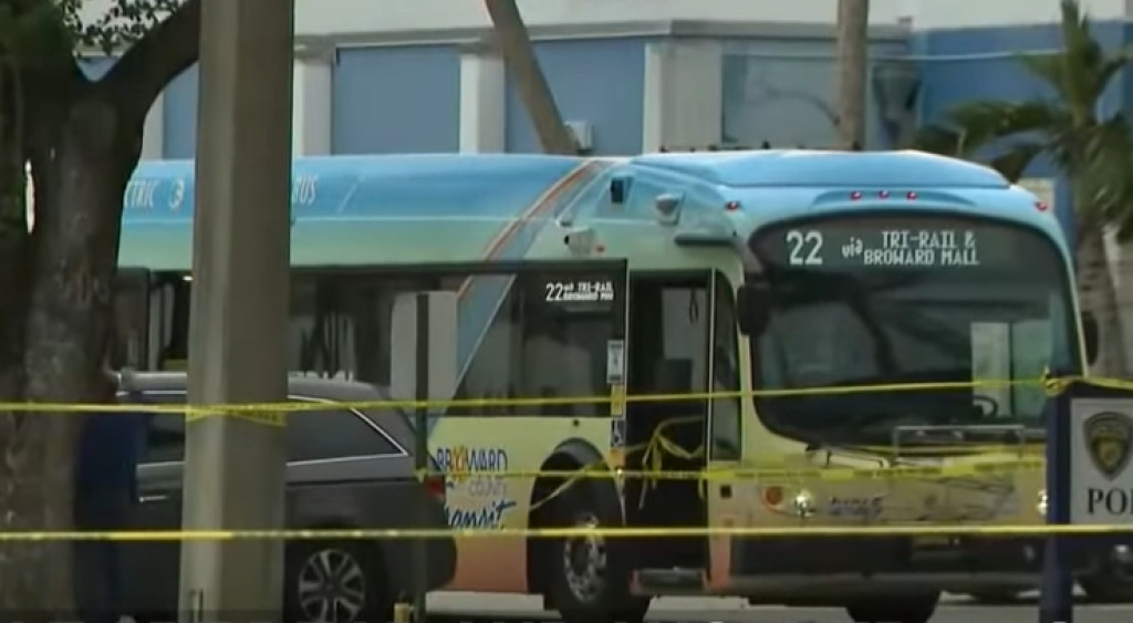 NAJMANJE DVOJE MRTVIH U NAPADU NA AUTOBUS (VIDEO)