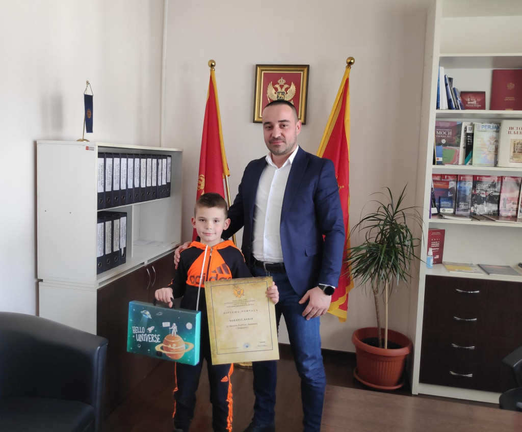 POHVALA ZA HRABROST Načelnik CB Pljevlja ugostio Daria koji je pokazao izuzetnu prisebnost pokušavajući da pomogne malenoj djevojčici