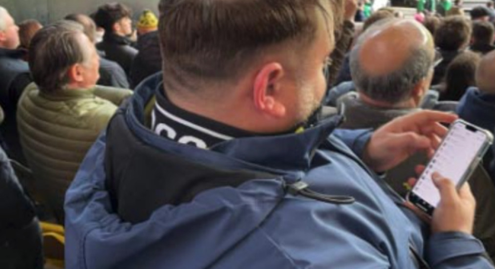 HIT NA INTERNETU Navijač Arsenala ostao bez kose tokom proslave gola! (FOTO)