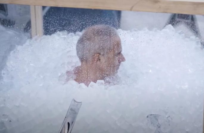 OBOREN GINISOV REKORD - Sjedio je tri sata u LEDU: Trenirao je više od ŠEST MJESECI (VIDEO)